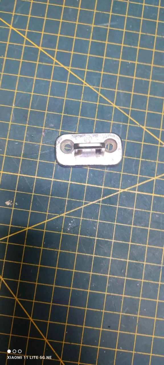 Петля люка Ariston  484563 для суш.маш.