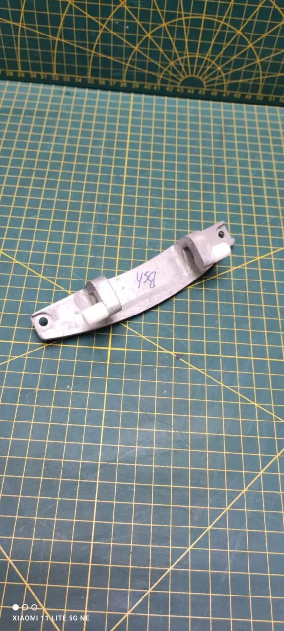Петля люка Bosch 9000317394,9000545794 9000331928 +2 втулки