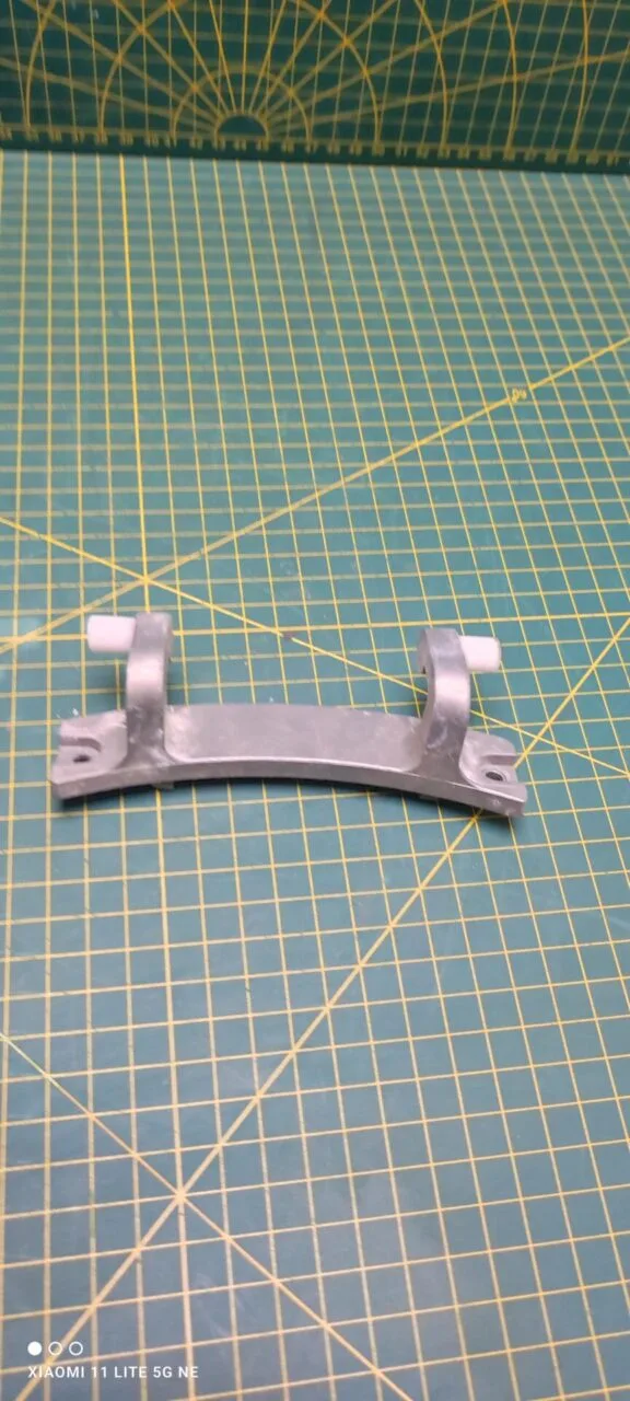 Петля люка Bosch, Siemens 5500000133 +2 втулки