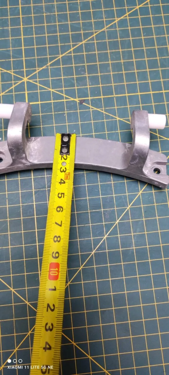 Петля люка Bosch, Siemens 5500000133 +2 втулки