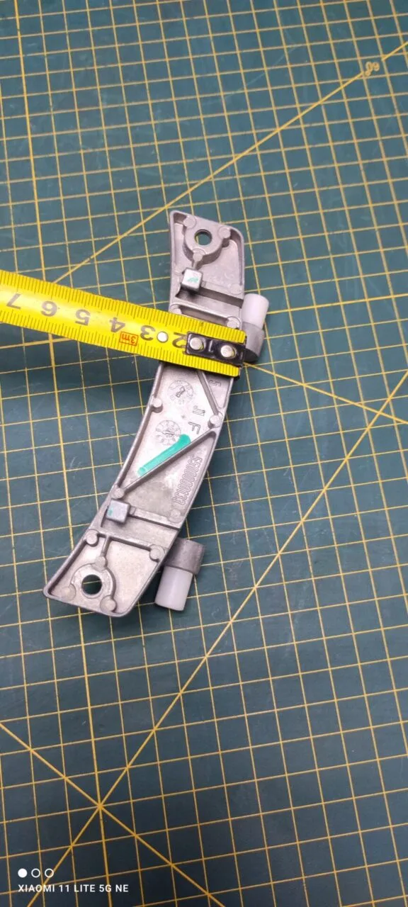 Петля люка Bosch, Siemens 5500000133 +2 втулки