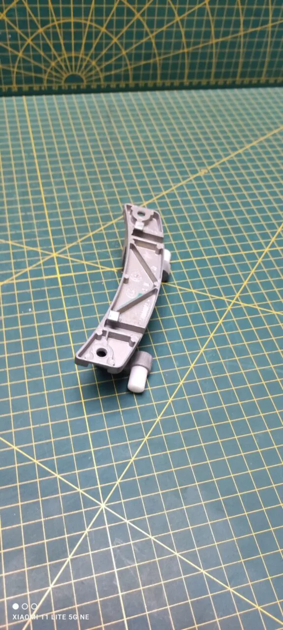 Петля люка Bosch, Siemens 5500000133 +2 втулки