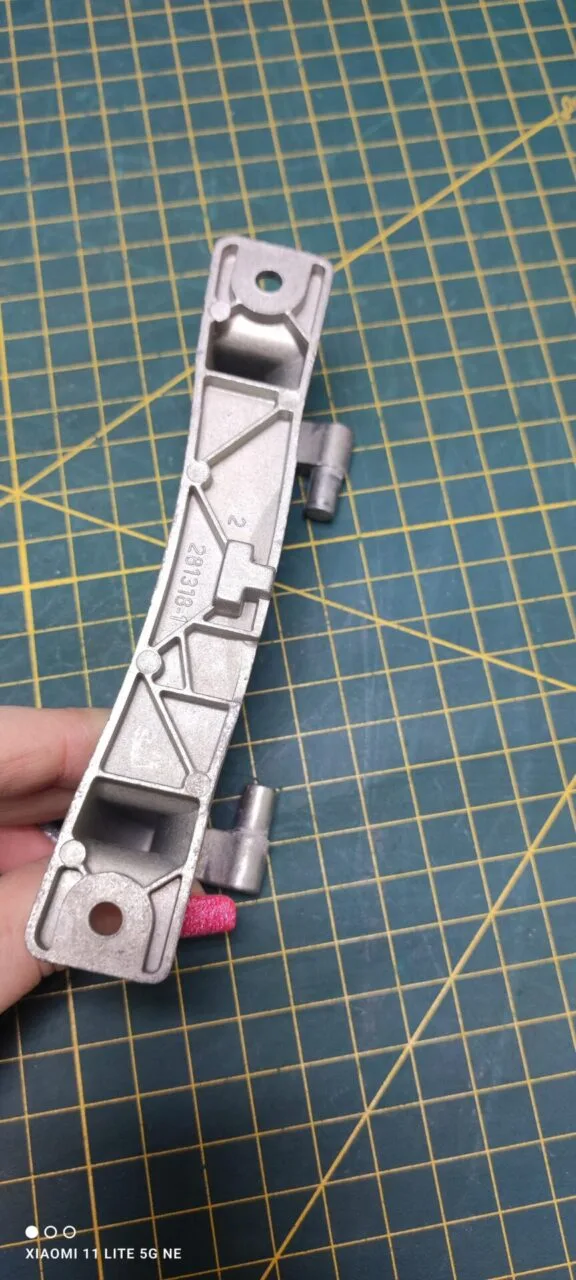 Петля люка Beko 281318 без втулок