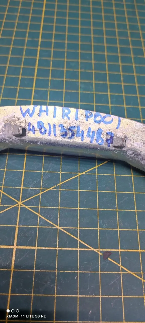Петля люка Whirlpool 4811354487