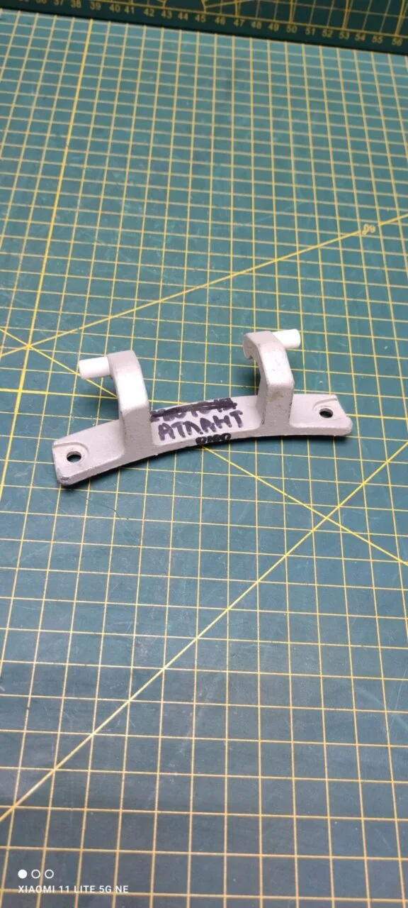 Петля люка Atlant 773318100100 11см +2 втулки