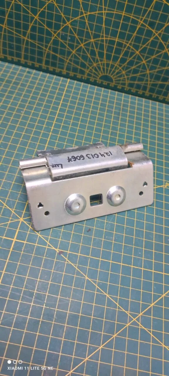 Петля люка Electrolux 1240136067 к стиральной машине