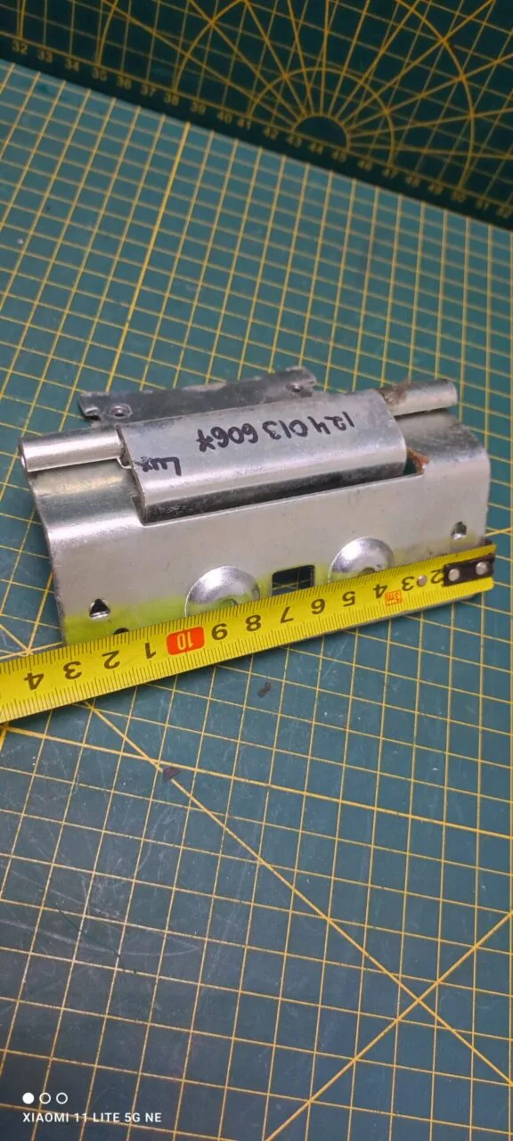 Петля люка Electrolux 1240136067 к стиральной машине