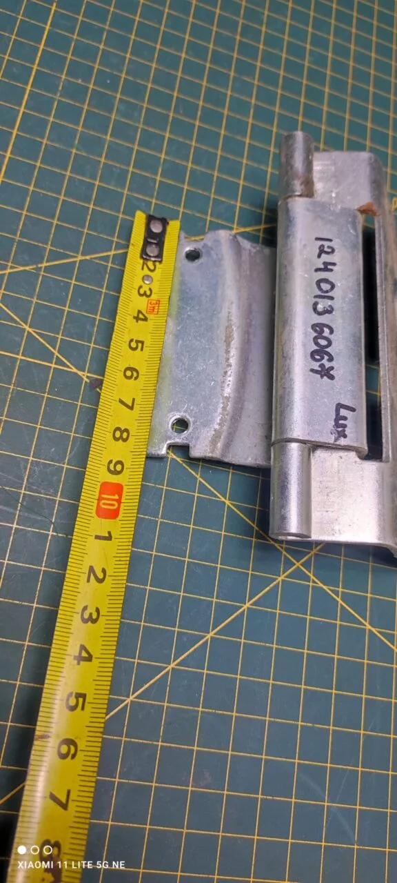 Петля люка Electrolux 1240136067 к стиральной машине