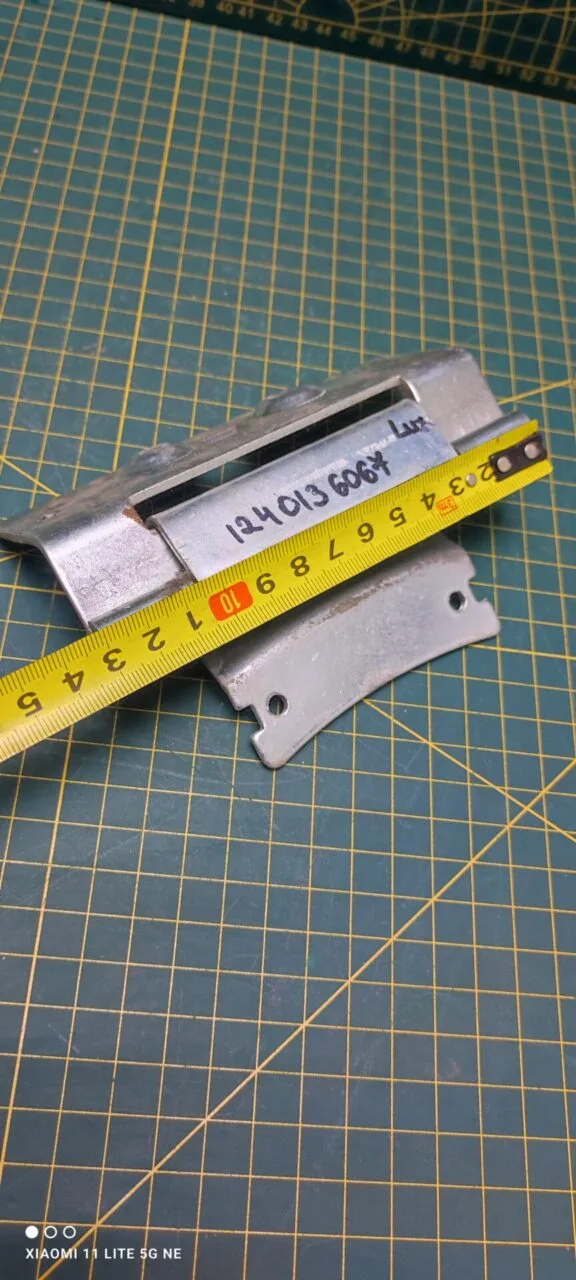 Петля люка Electrolux 1240136067 к стиральной машине
