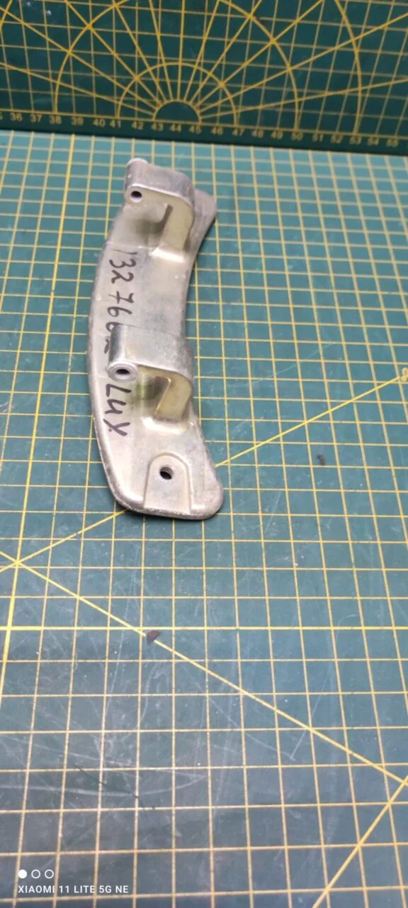 Петля люка Electrolux 1327662 +2 втулки