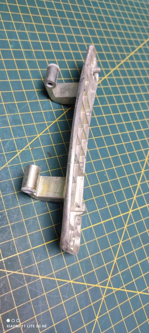 Петля люка Electrolux 1327662 +2 втулки