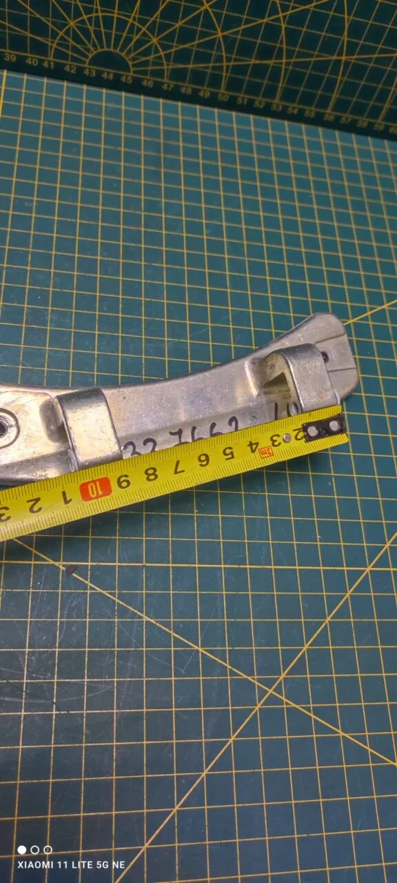 Петля люка Electrolux 1327662 +2 втулки