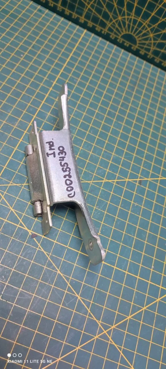 Петля люка Indesit C00255430