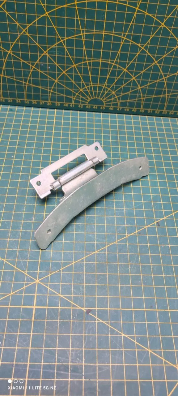 Петля люка Indesit C00255430