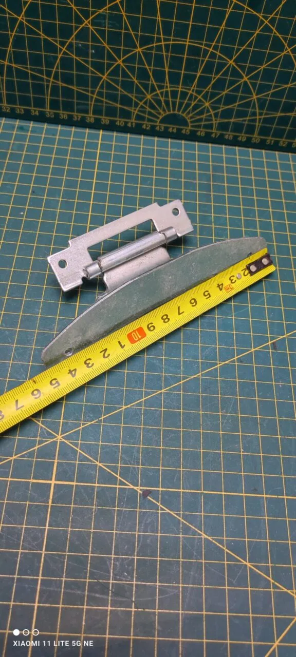 Петля люка Indesit C00255430