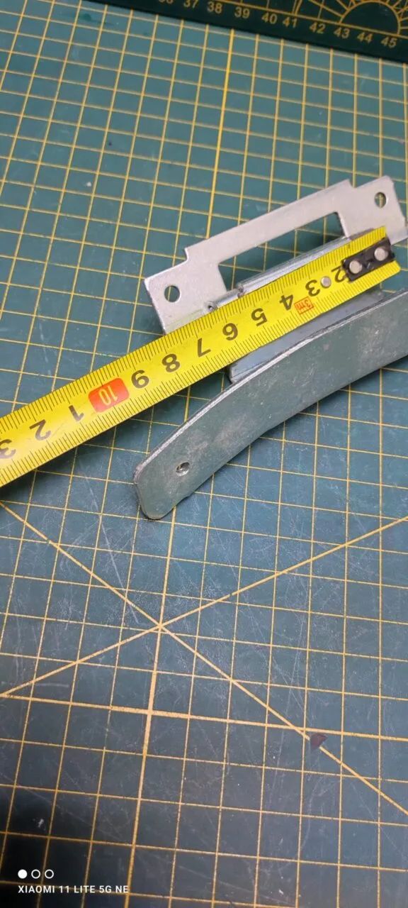 Петля люка Indesit C00255430