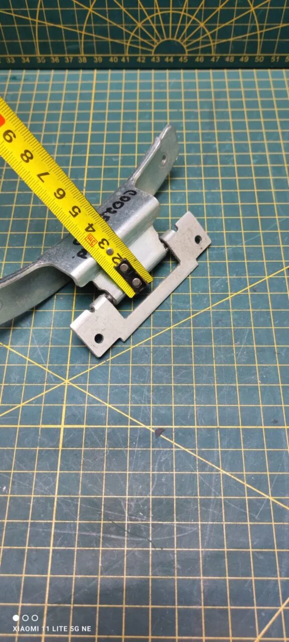 Петля люка Indesit C00255430