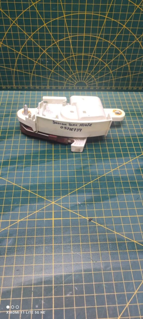 Замок бака Miele 05718794
