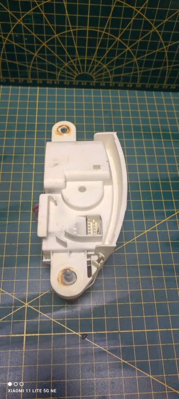 Замок бака Miele 05718794