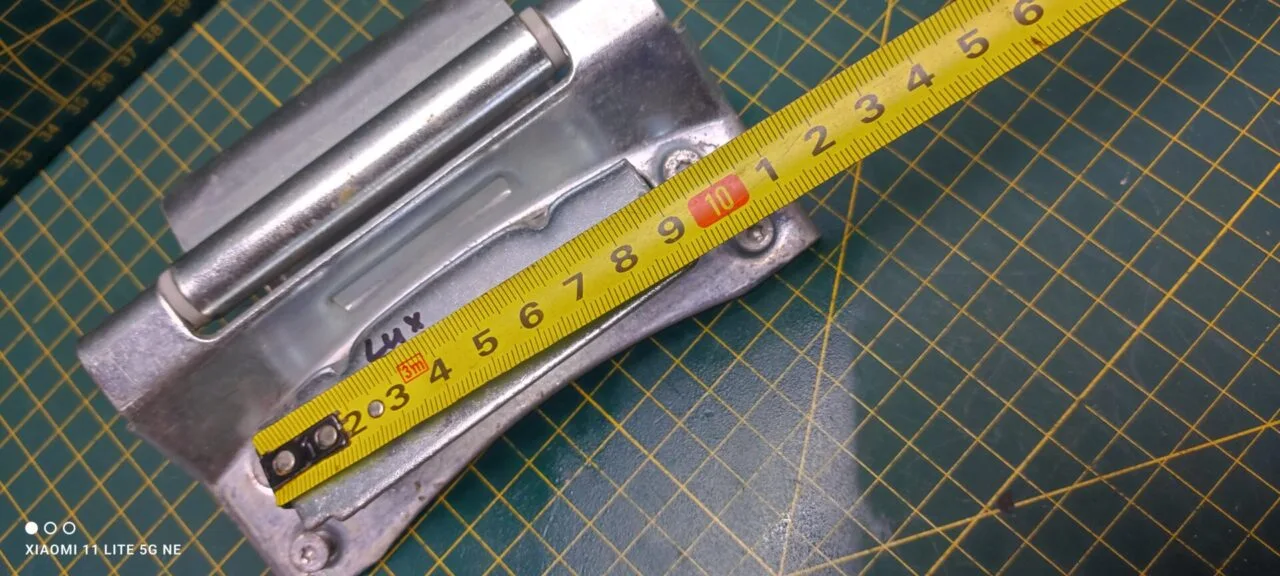 Петля люка Electrolux 108611894