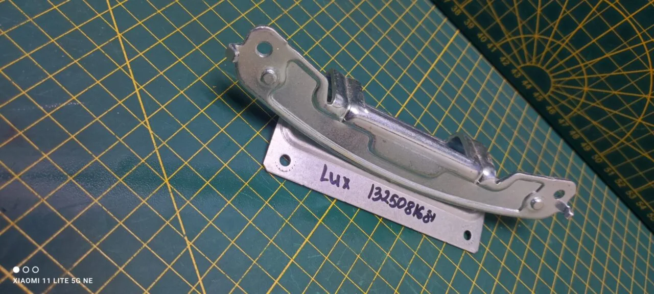 Петля люка Electrolux 1325081681