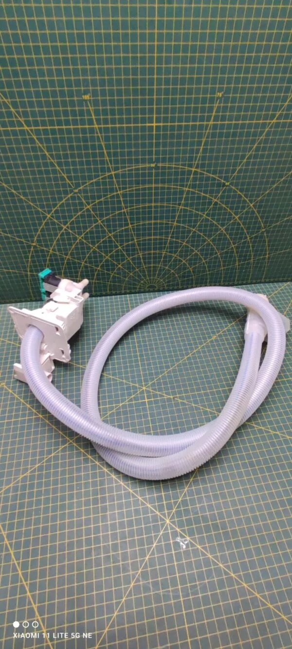 Шланг аквастопа с клапаном Bosch 8001035165 с геркон. +защелк. для см