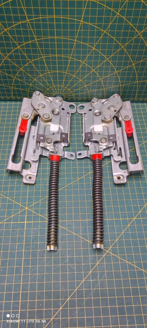 Петли Electrolux 4055418316 Черн. пара лев+правая для пмм
