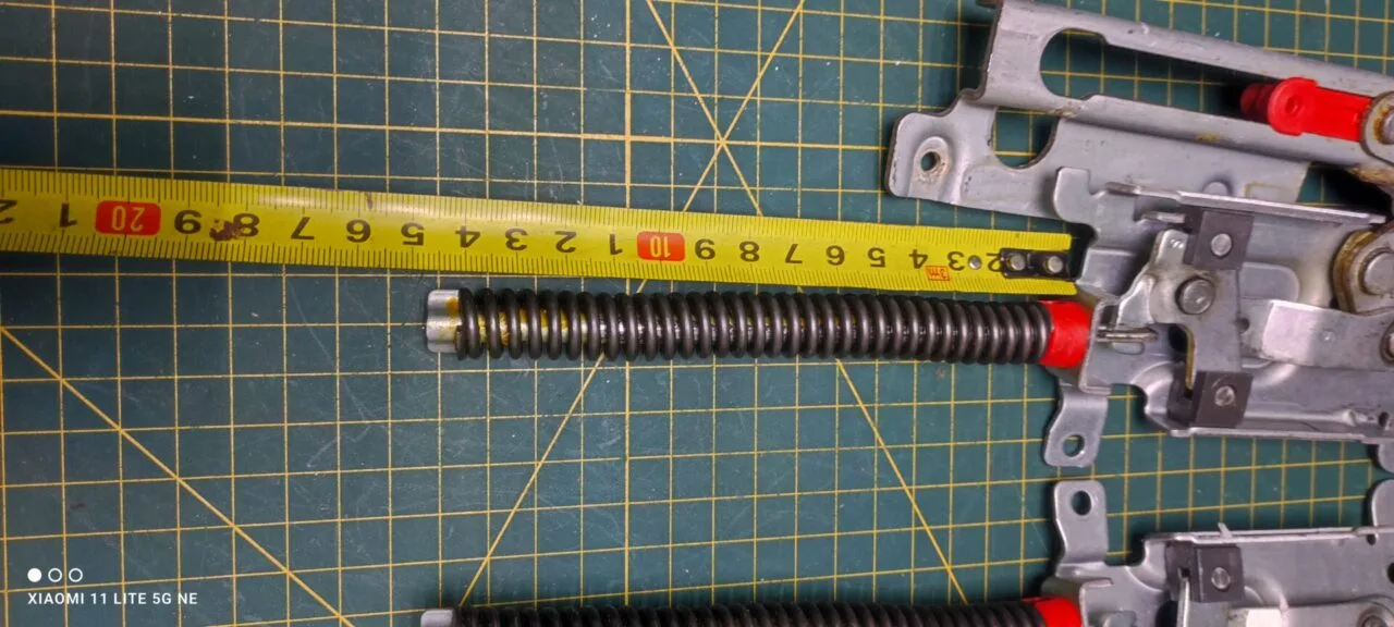 Петли Electrolux 4055418316 Черн. пара лев+правая для пмм