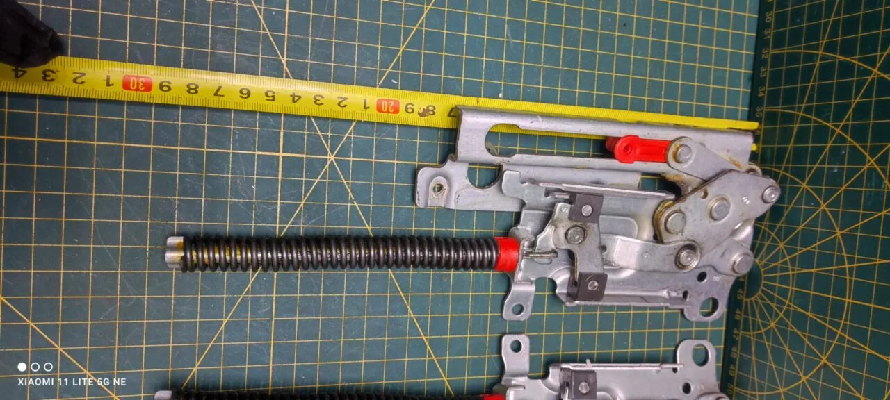 Петли Electrolux 4055418316 Черн. пара лев+правая для пмм