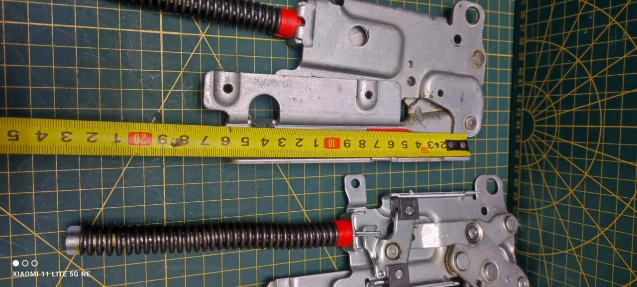 Петли Electrolux 4055418316 Черн. пара лев+правая для пмм