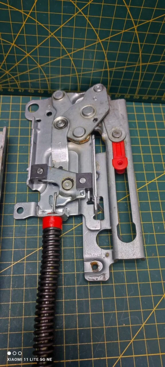 Петли Electrolux 4055418316 Черн. пара лев+правая для пмм