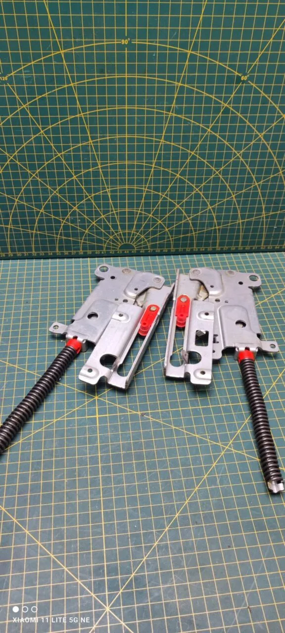 Петли Electrolux 4055418316 Черн. пара лев+правая для пмм