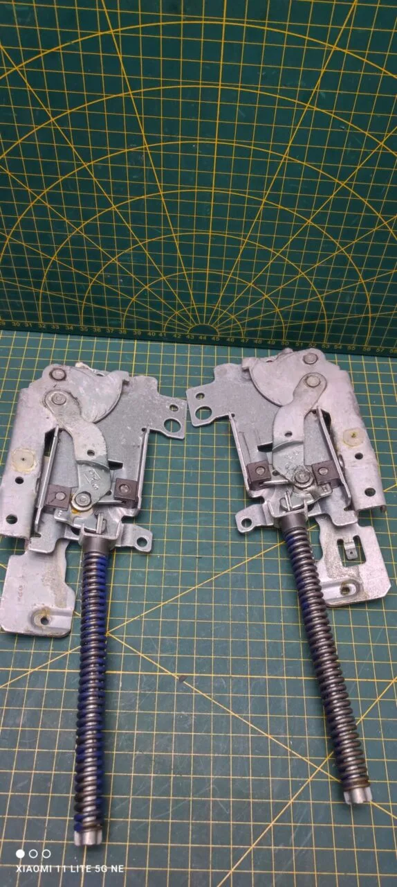 Петли Electrolux 4055067940 Син. пара лев+правая для пмм