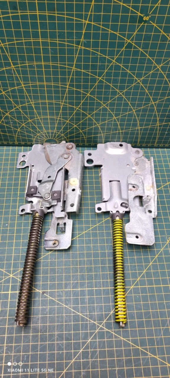 Петли Electrolux 405531332 Желт. пара лев+правая для пмм
