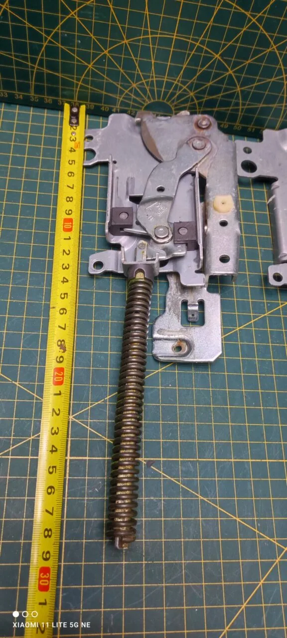 Петли Electrolux 405531332 Желт. пара лев+правая для пмм