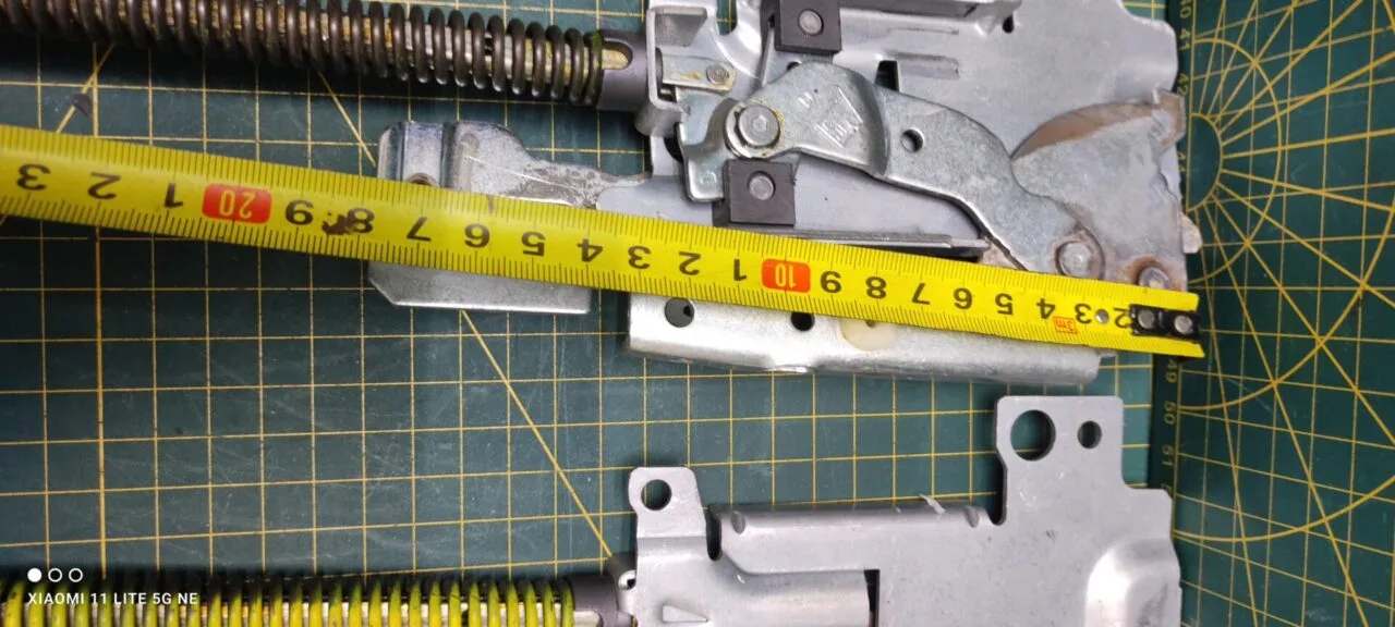 Петли Electrolux 405531332 Желт. пара лев+правая для пмм