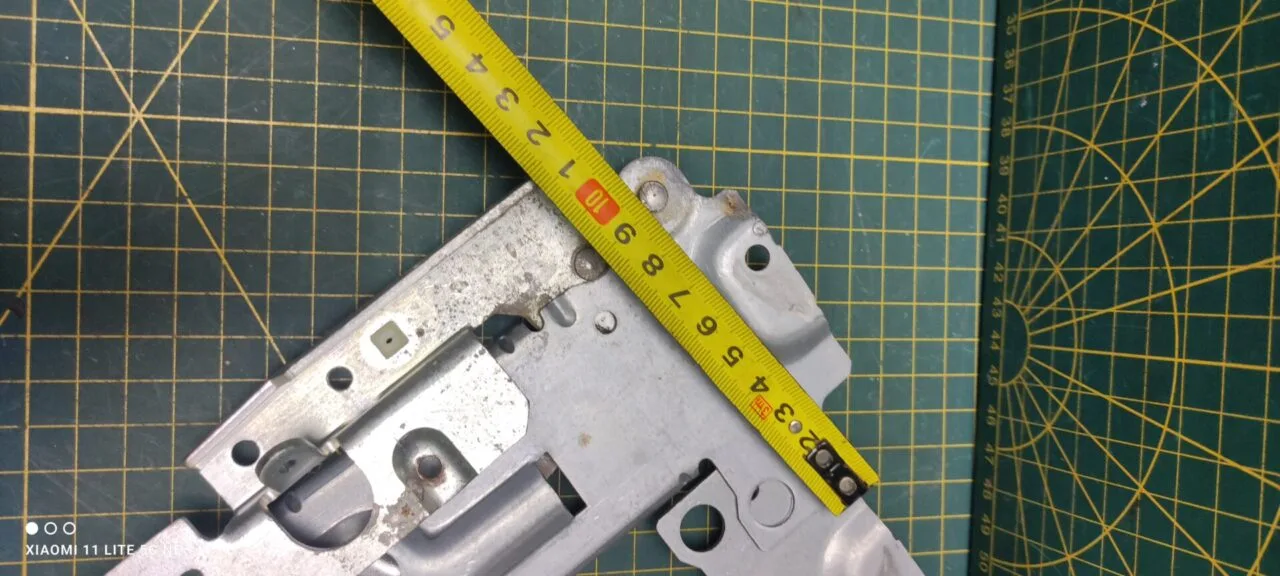 Петли Electrolux 405531332 Желт. пара лев+правая для пмм