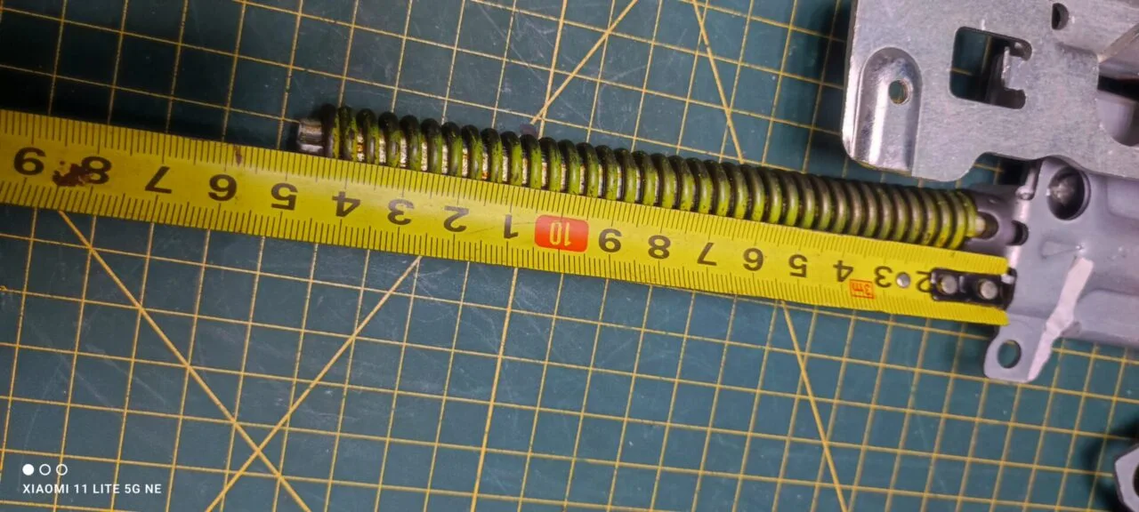 Петли Electrolux 405531332 Желт. пара лев+правая для пмм