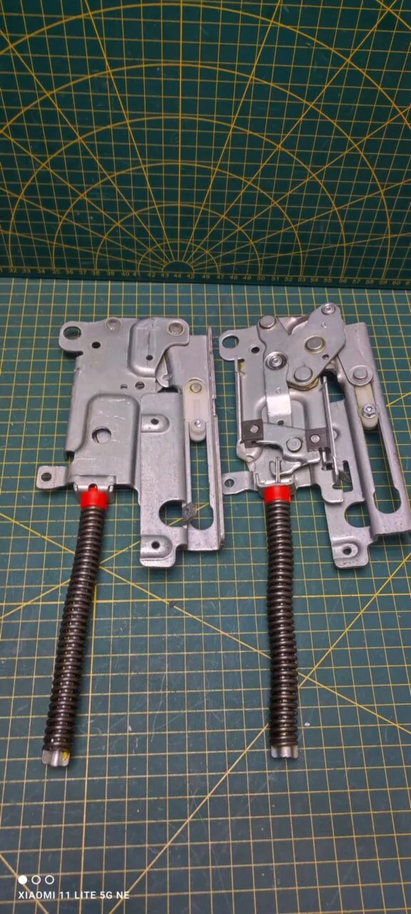 Петли Electrolux 4055150280 Фиол. пара лев+правая для пмм
