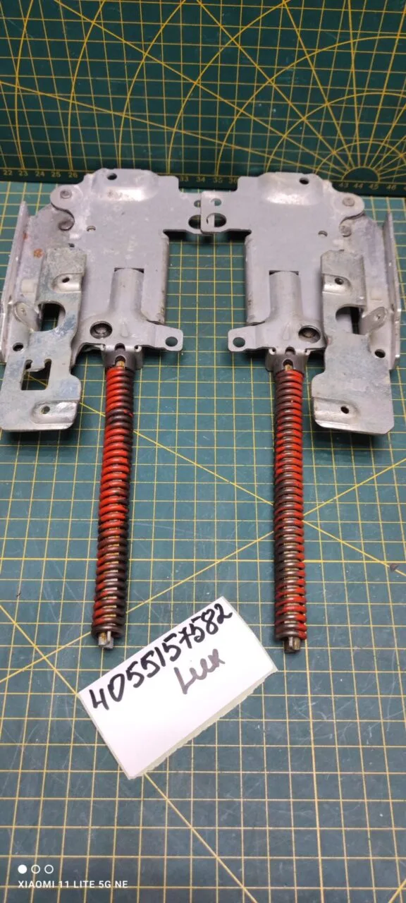 Петли Electrolux 4055147161 Красн. пара лев+правая для пмм