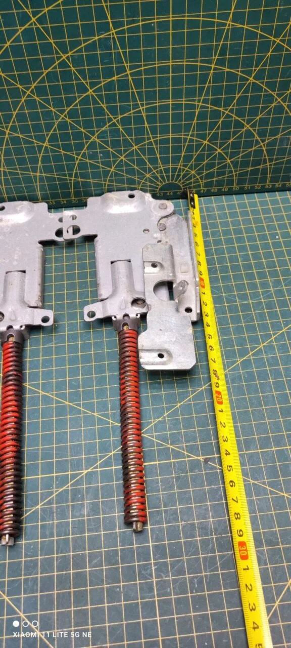 Петли Electrolux 4055147161 Красн. пара лев+правая для пмм