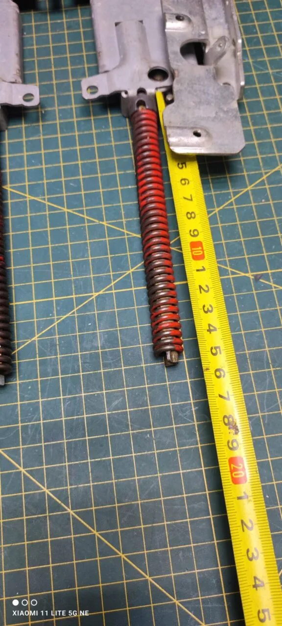Петли Electrolux 4055147161 Красн. пара лев+правая для пмм
