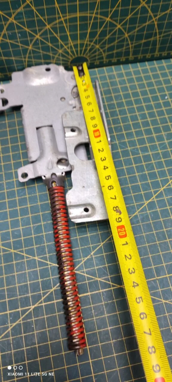 Петли Electrolux 4055147161 Красн. пара лев+правая для пмм