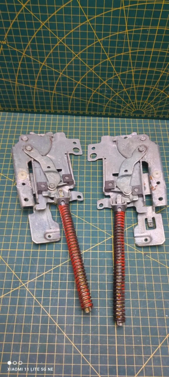 Петли Electrolux 4055147161 Красн. пара лев+правая для пмм