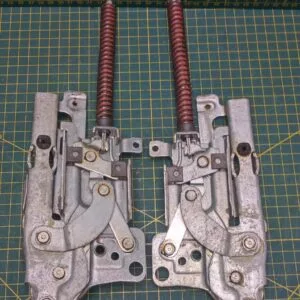 Петли Electrolux 4055148409 пара лев+правая для пмм