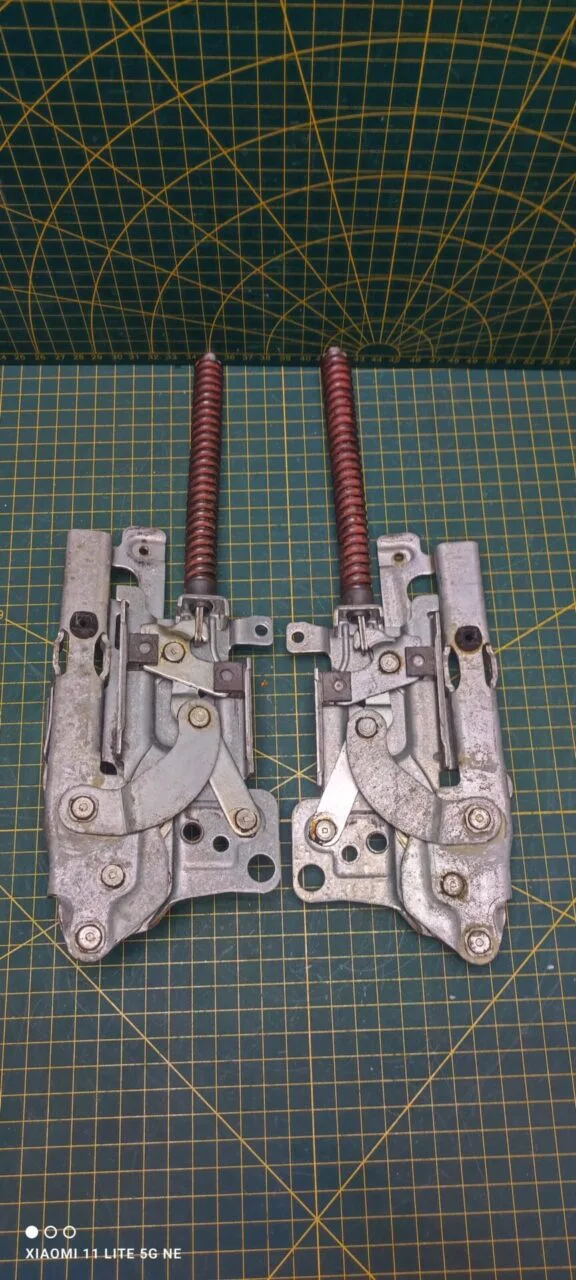 Петли Electrolux 4055148409 пара лев+правая для пмм