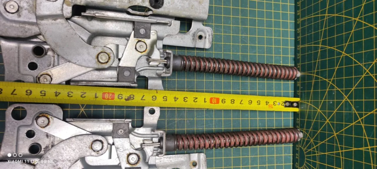 Петли Electrolux 4055148409 пара лев+правая для пмм