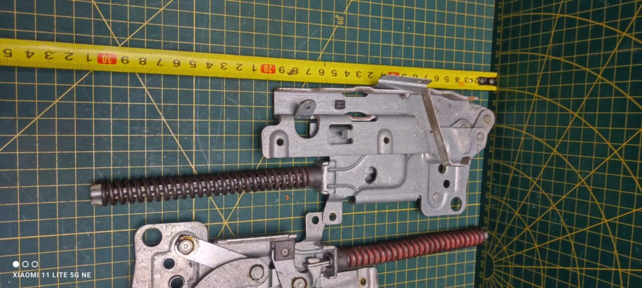 Петли Electrolux 4055148409 пара лев+правая для пмм