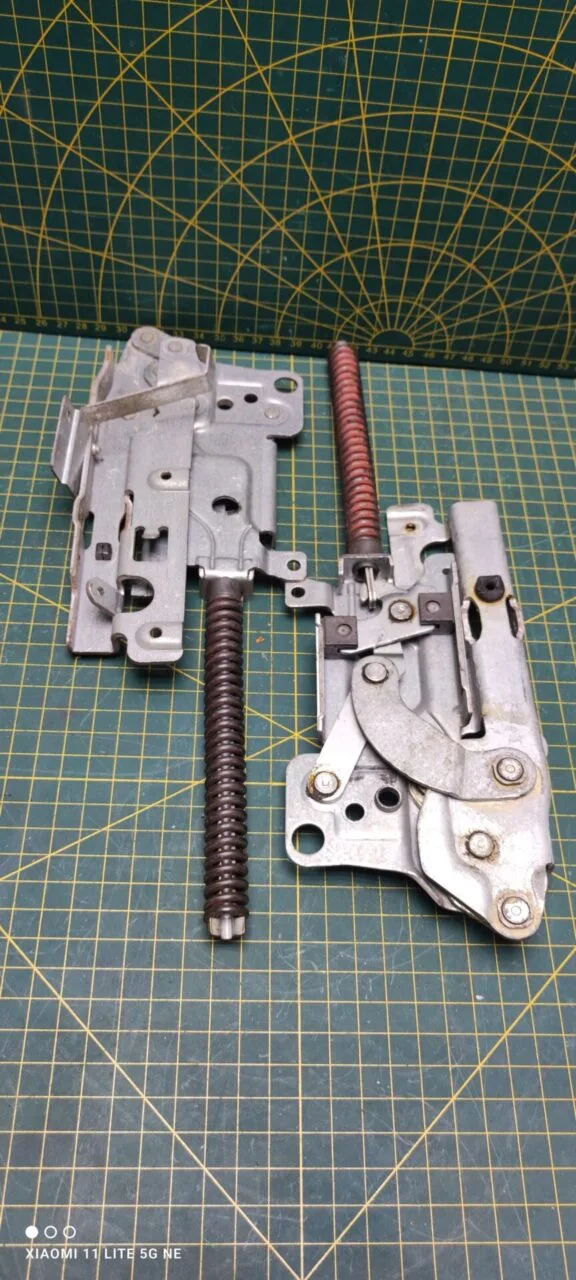 Петли Electrolux 4055148409 пара лев+правая для пмм