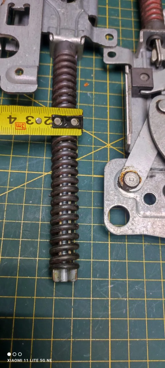 Петли Electrolux 4055148409 пара лев+правая для пмм